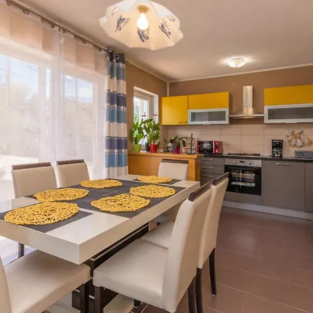 Holiday home 4 Bedroom Awesome In Pristeg