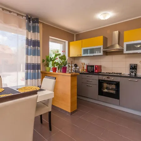 4 Bedroom Awesome In Holiday home Pristeg