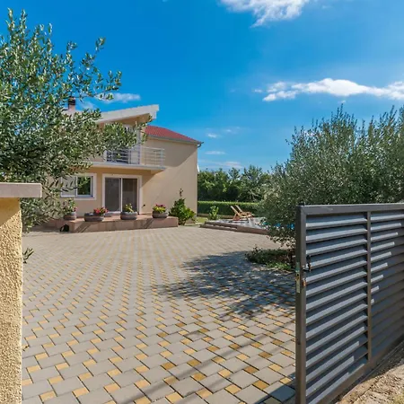 Holiday home 4 Bedroom Awesome In Pristeg