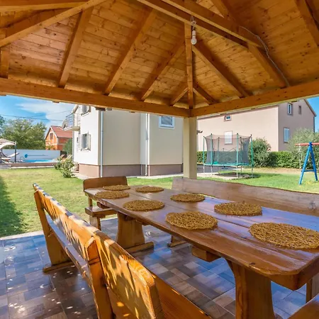 別荘 Four-bedroom In