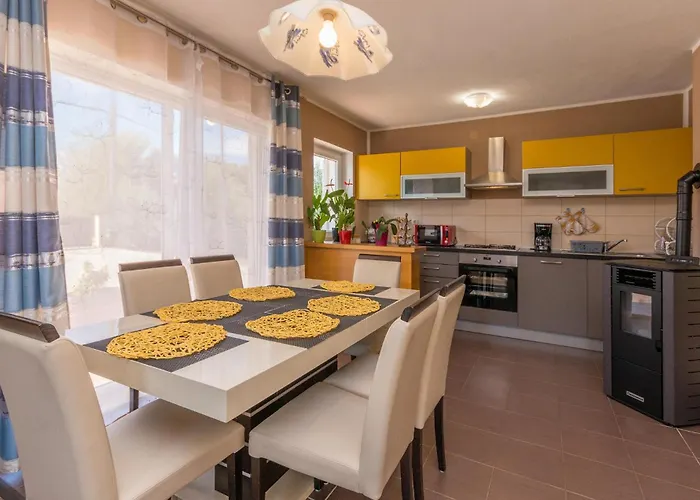 Vikendica Four-bedroom In Pristeg