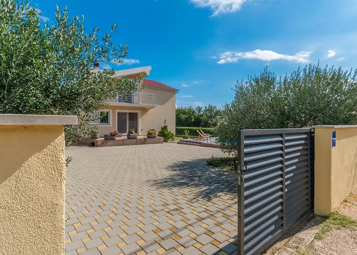 Vikendica Four-bedroom In Pristeg